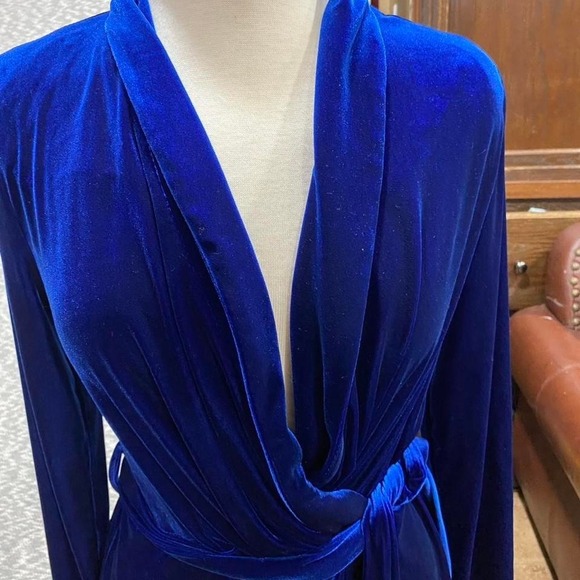 Calvin Klein Tops - Calvin Klein blue below the knee long sleeves women size 14. SKU958